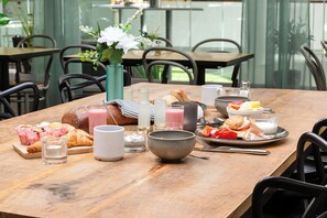 Free buffet breakfast