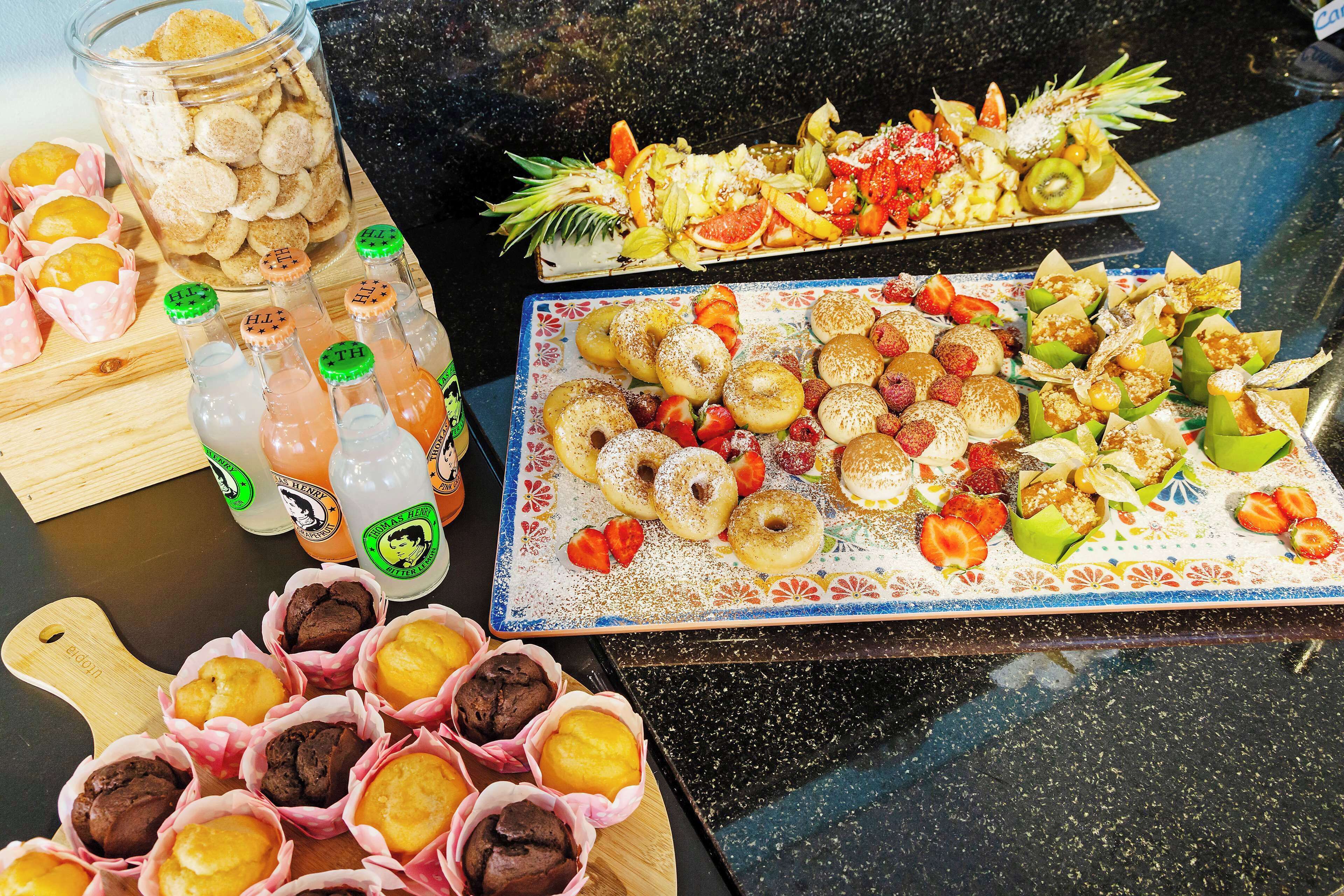 2 restaurants, breakfast served