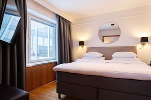 Junior Suite, 1 King Bed, Non Smoking (Separate Living Room) | Hypo-allergenic bedding, desk, laptop workspace, blackout drapes