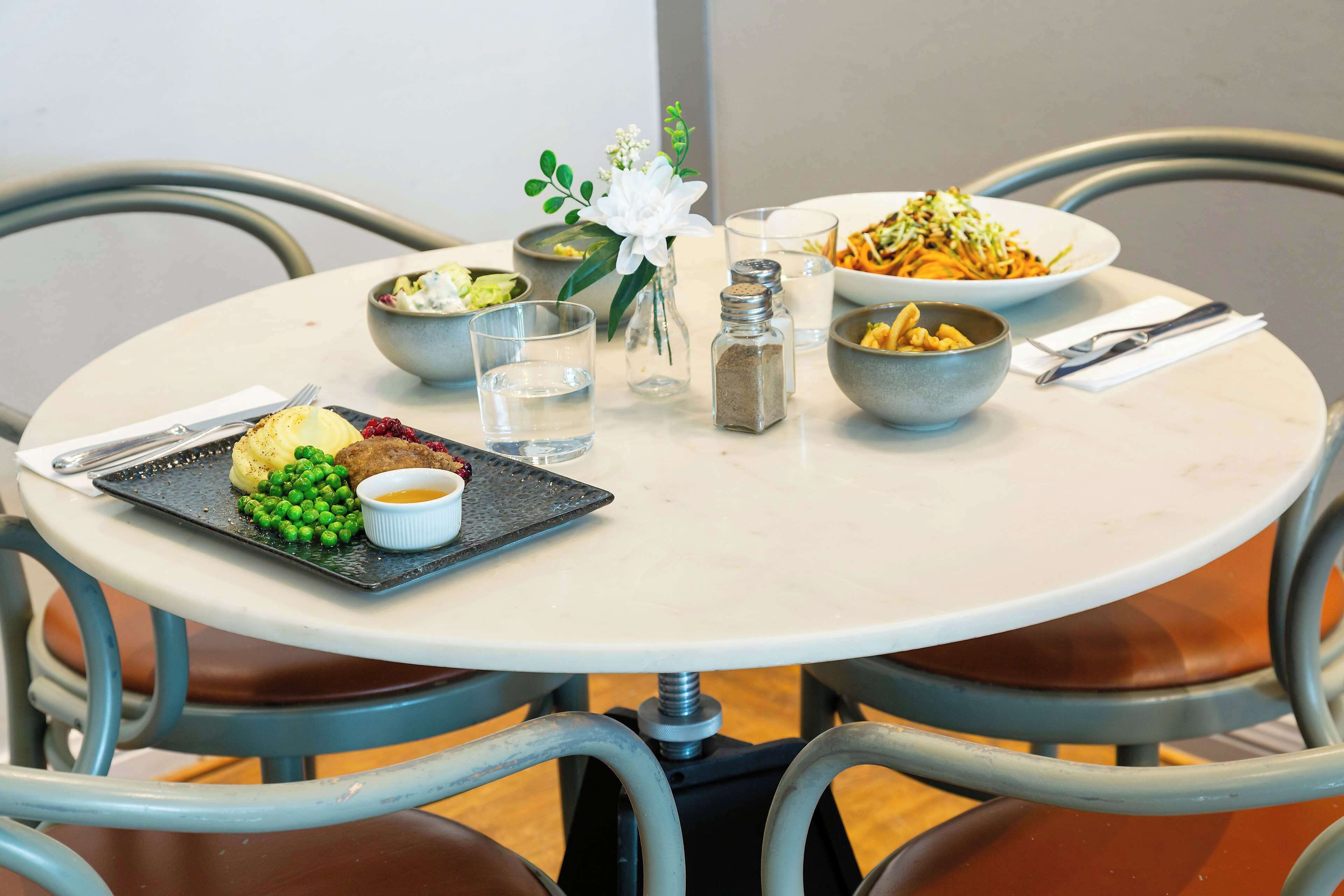 2 restaurants, breakfast served