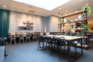 2 restaurants; breakfast, lunch and dinner served  - Best Western Plus Park City Solna (Solna)