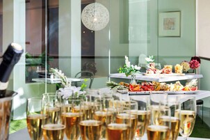 2 restaurantes; se sirve desayuno, almuerzo y cena