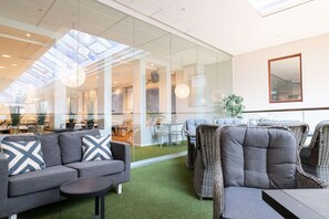 2 restaurants, breakfast served - Best Western Plus Park City Solna (Solna)