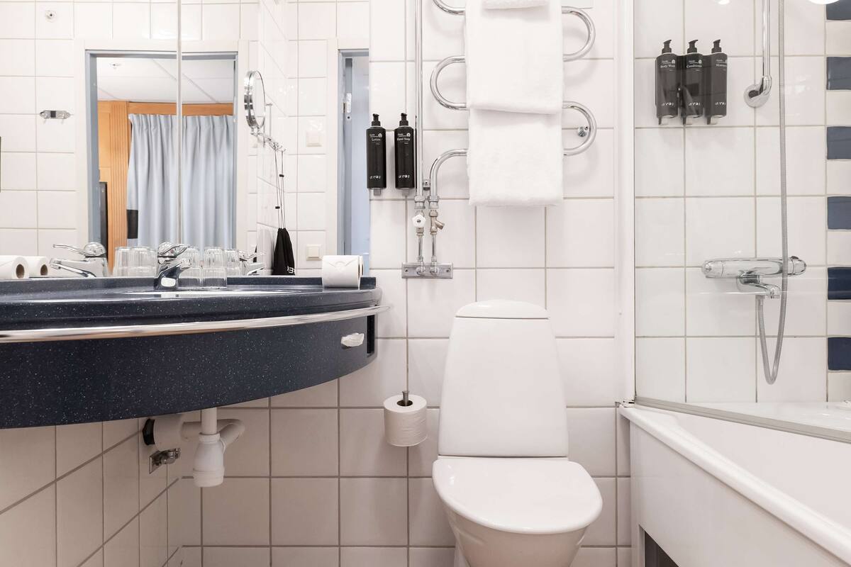 superior room, 1 queen bed, non smoking | bathroom | eco-friendly toiletries, hair dryer, towels