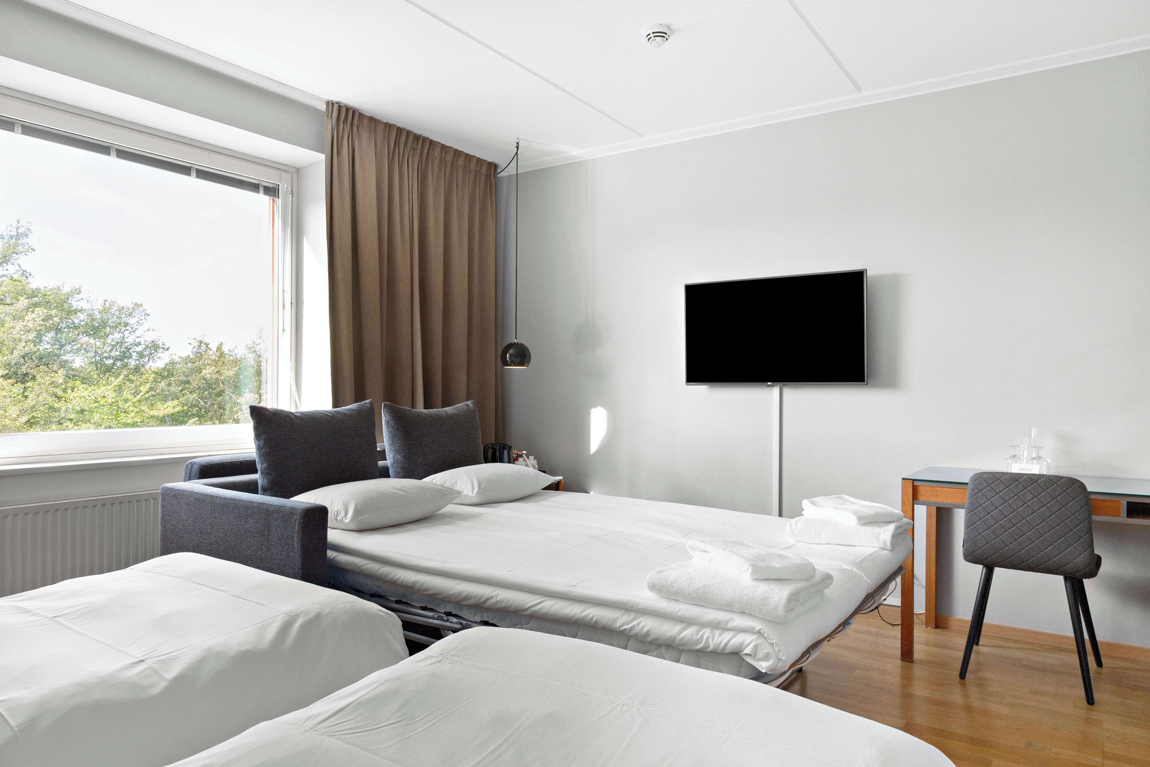 family room, 2 single beds, non smoking (with sofabed) | hypo-allergenic bedding, desk, laptop workspace, blackout curtains