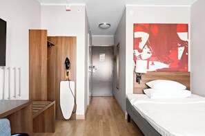 スタンダード ルーム シングルベッド 1 台 禁煙 | 低刺激性寝具、デスク、ノートパソコン用作業スペース、遮光カーテン