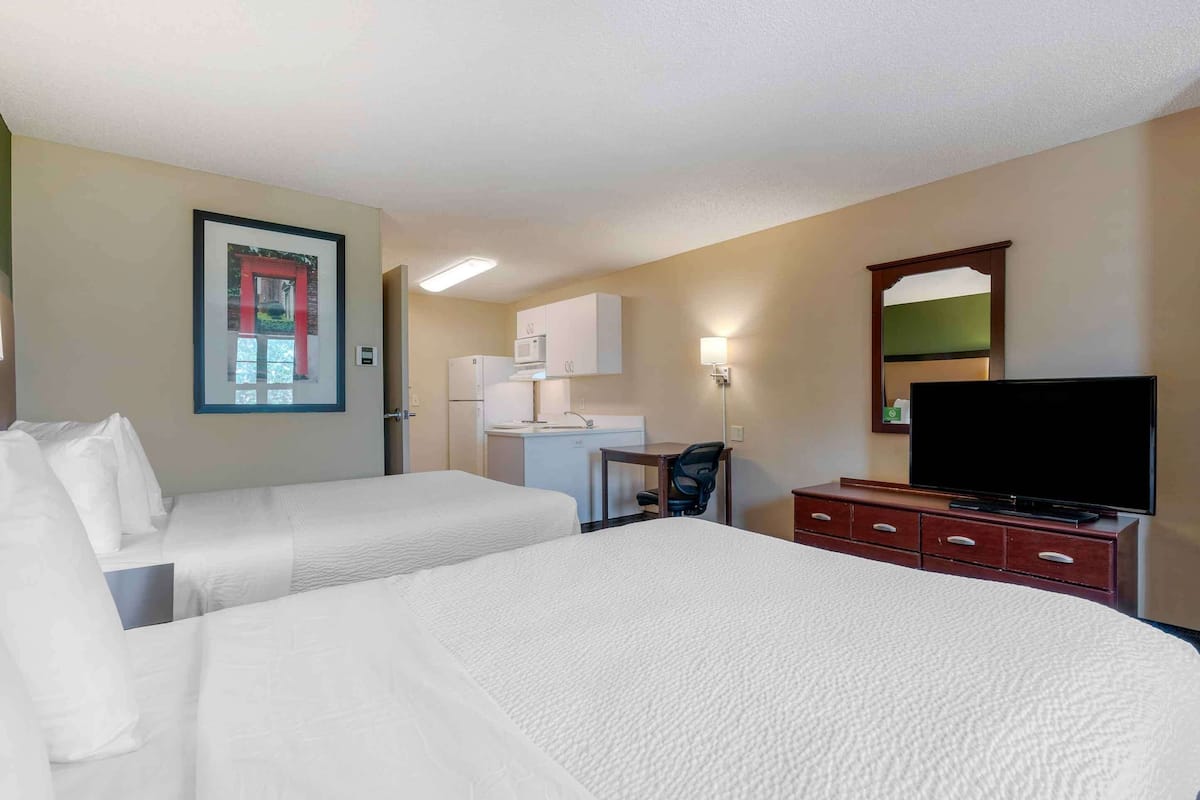 Studio, 2 Double Beds, Non Smoking | Desk, iron/ironing board, free WiFi, bed sheets