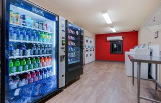 Un área de venta con diversas opciones de bebidas, como agua, refrescos y aperitivos.