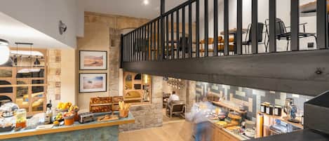 TĂ€gliches FrĂŒhstĂŒcksbuffet (24 EUR pro Person)