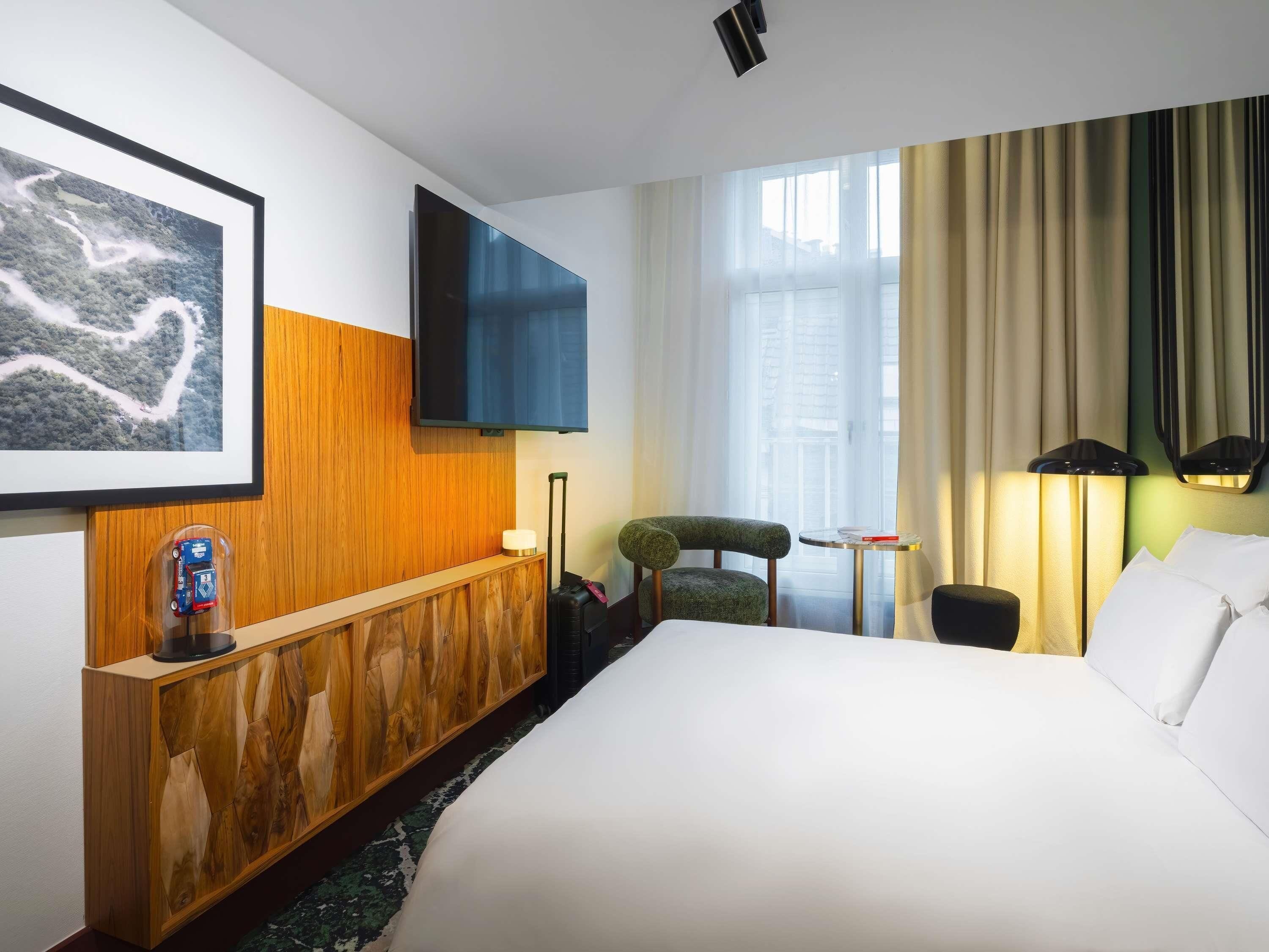 Juniorsvit - 1 dubbelsäng med bäddsoffa (Duplex) | Sängtillbehör av högsta kvalitet och minibar