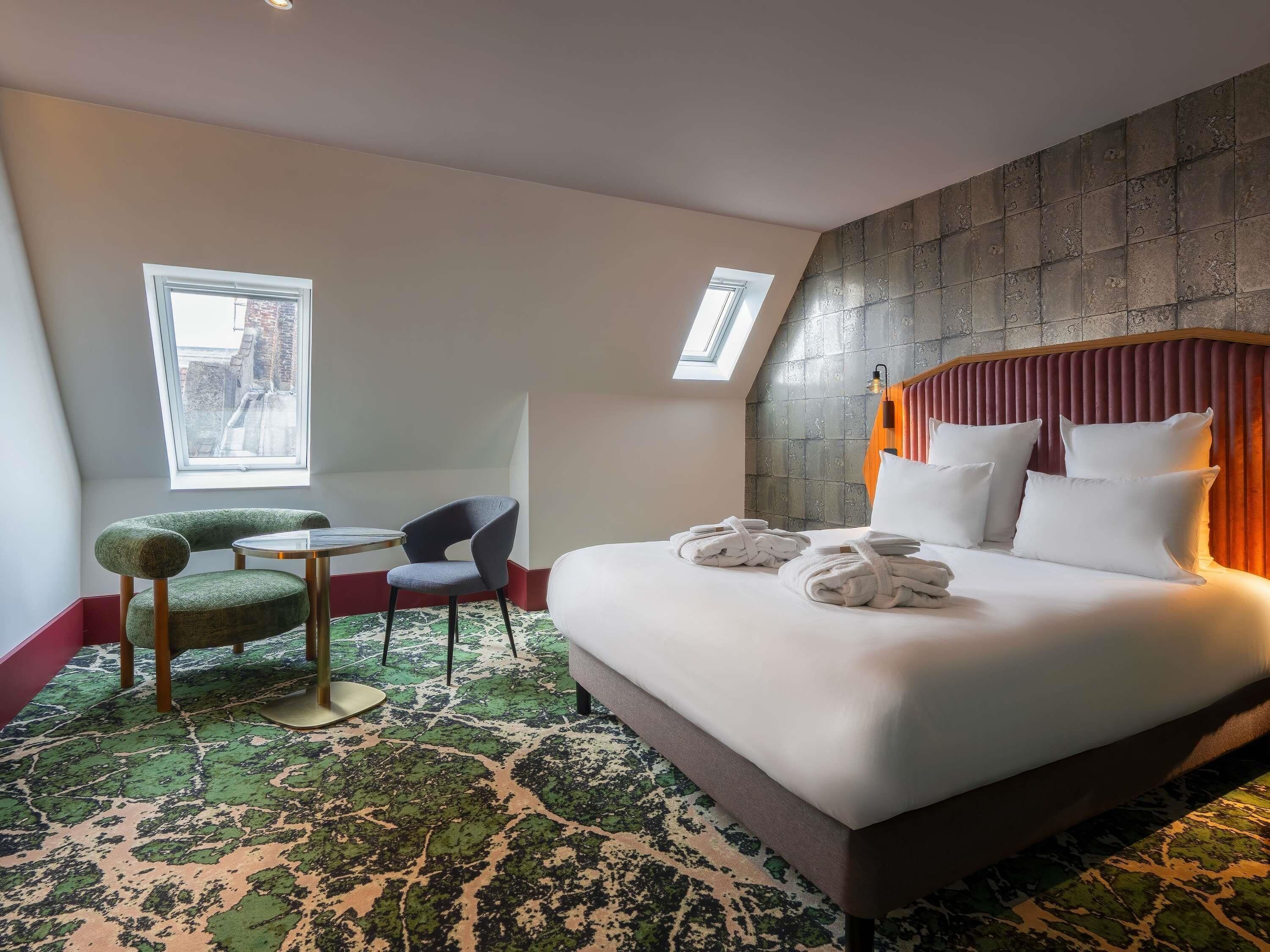 Deluxe suite, 1 queensize bed met slaapbank | Luxe beddengoed, een minibar, een kluis op de kamer