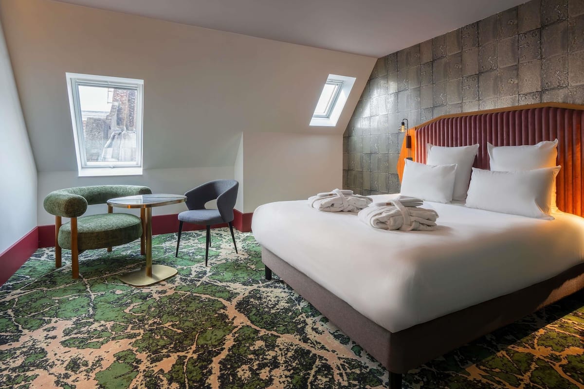 Deluxe Suite, 1 Queen Bed with Sofa bed | Premium bedding, minibar, in-room safe, individually furnished