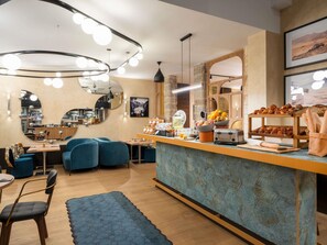 Se ofrece un desayuno bufé todos los días (26 EUR por persona)