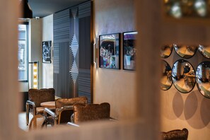 Lobbylounge, utsikt mot trädgården, öppet vissa dagar