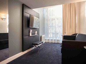 Roupas de cama premium, frigobar, cofres nos quartos
