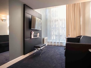 Roupas de cama premium, frigobar, cofres nos quartos