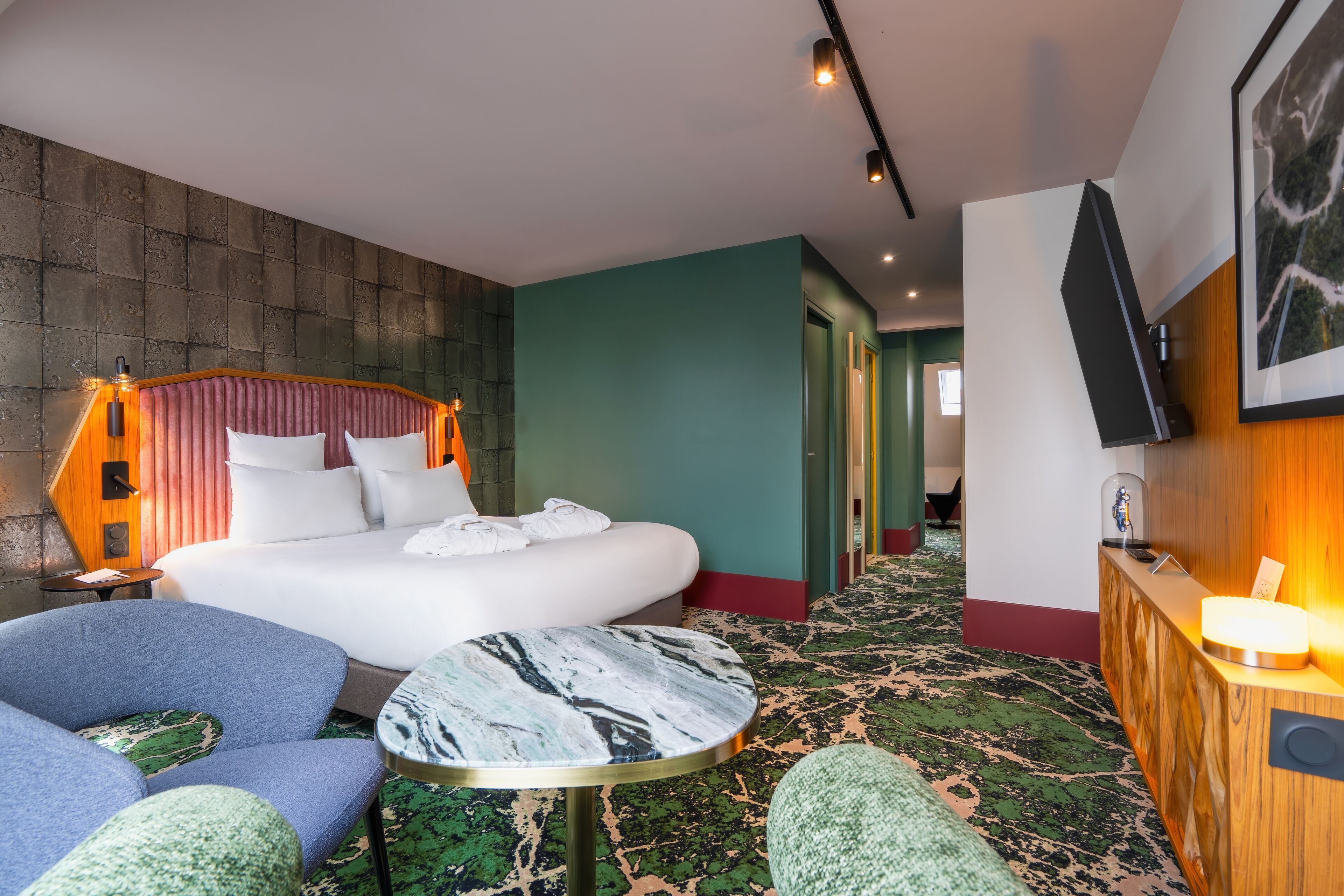 Deluxe Suite, 1 Queen Bed with Sofa bed | Premium bedding, minibar, in-room safe, individually furnished