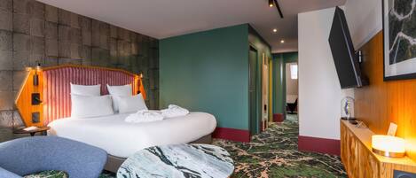 Deluxe Suite, 1 Queen Bed with Sofa bed | Premium bedding, minibar, in-room safe, individually furnished