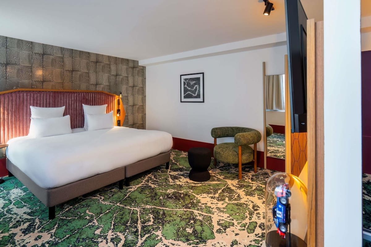 Deluxe Suite, 1 Queen Bed with Sofa bed | Premium bedding, minibar, in-room safe, individually furnished