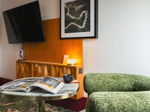 Suite Deluxe, 1 cama de matrimonio con sofá cama | Ropa de cama de alta calidad, minibar, caja fuerte