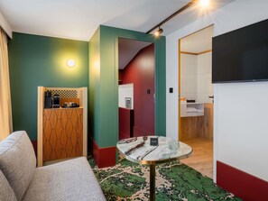 Deluxe suite, 1 queensize bed met slaapbank | Luxe beddengoed, een minibar, een kluis op de kamer