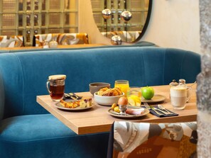 Tägliches Frühstücksbuffet gegen Gebühr