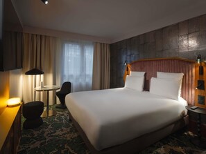 Roupas de cama premium, frigobar, cofres nos quartos