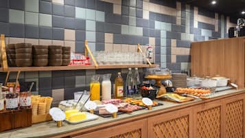 Petit déjeuner buffet (24 EUR par personne)