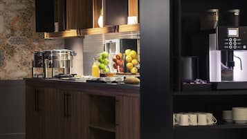 Petit déjeuner buffet (24 EUR par personne)