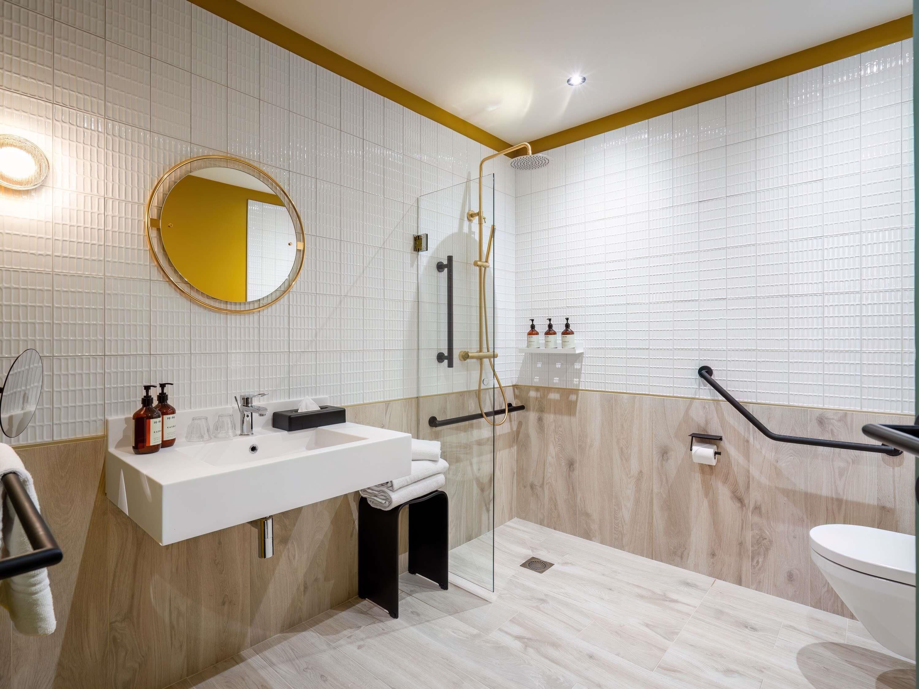Deluxe Room, 1 Queen Bed | Premium bedding, minibar, in-room safe, individually furnished