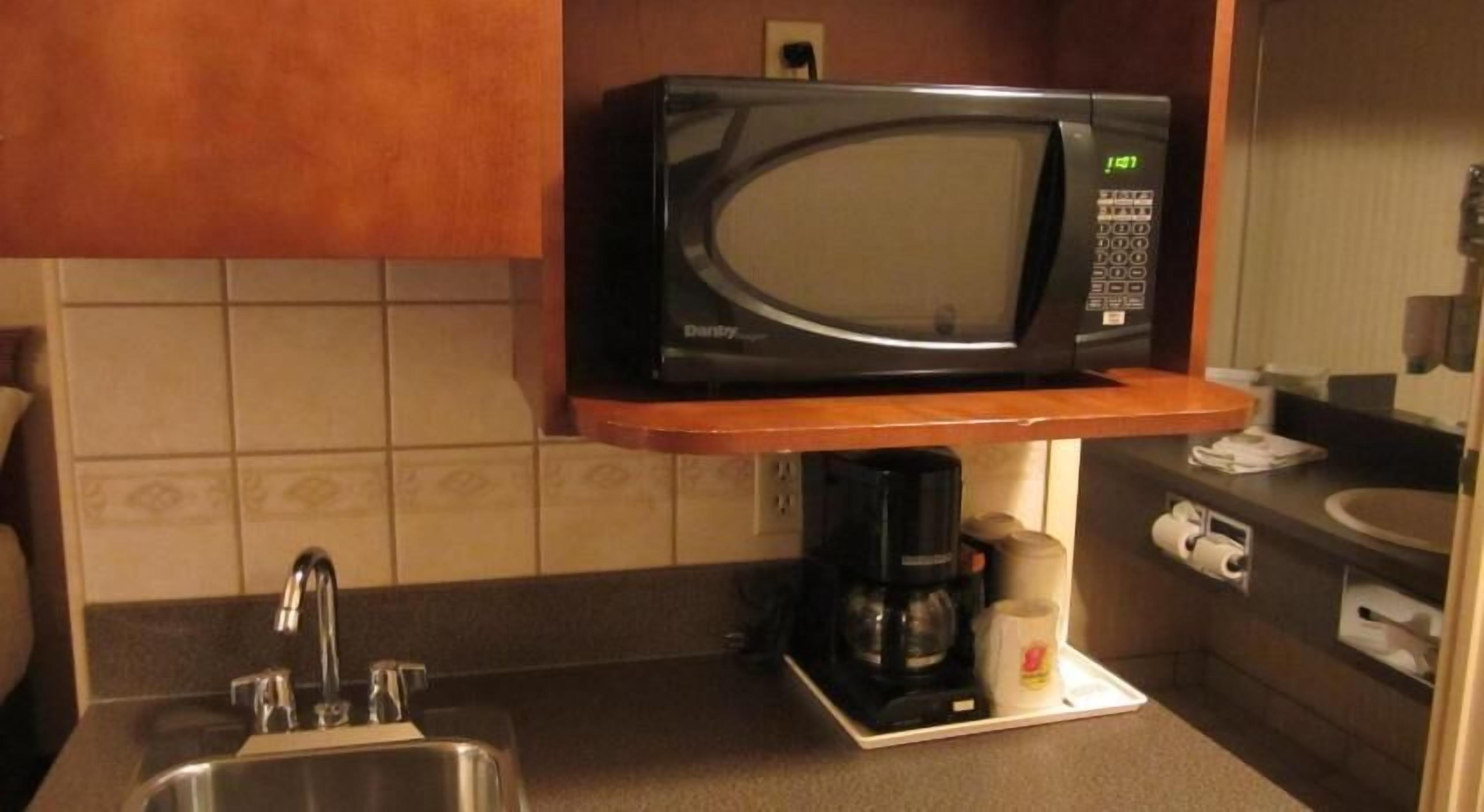 Private kitchen | Fridge, microwave, coffee/tea maker