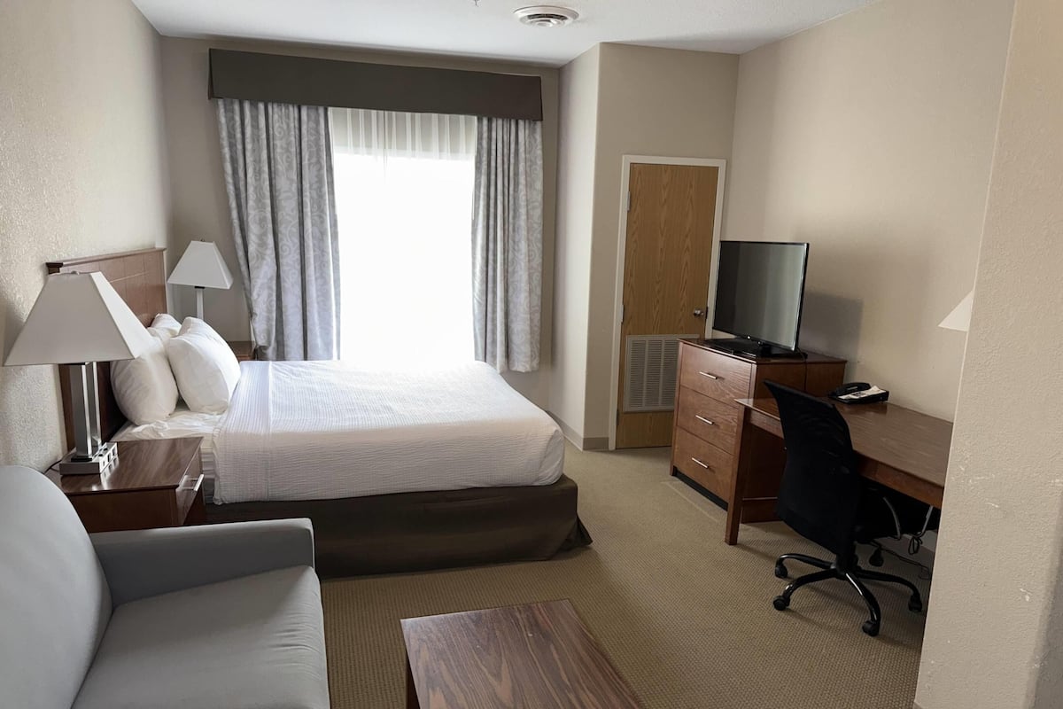 1 bedroom, desk, iron/ironing board, free cots/infant beds