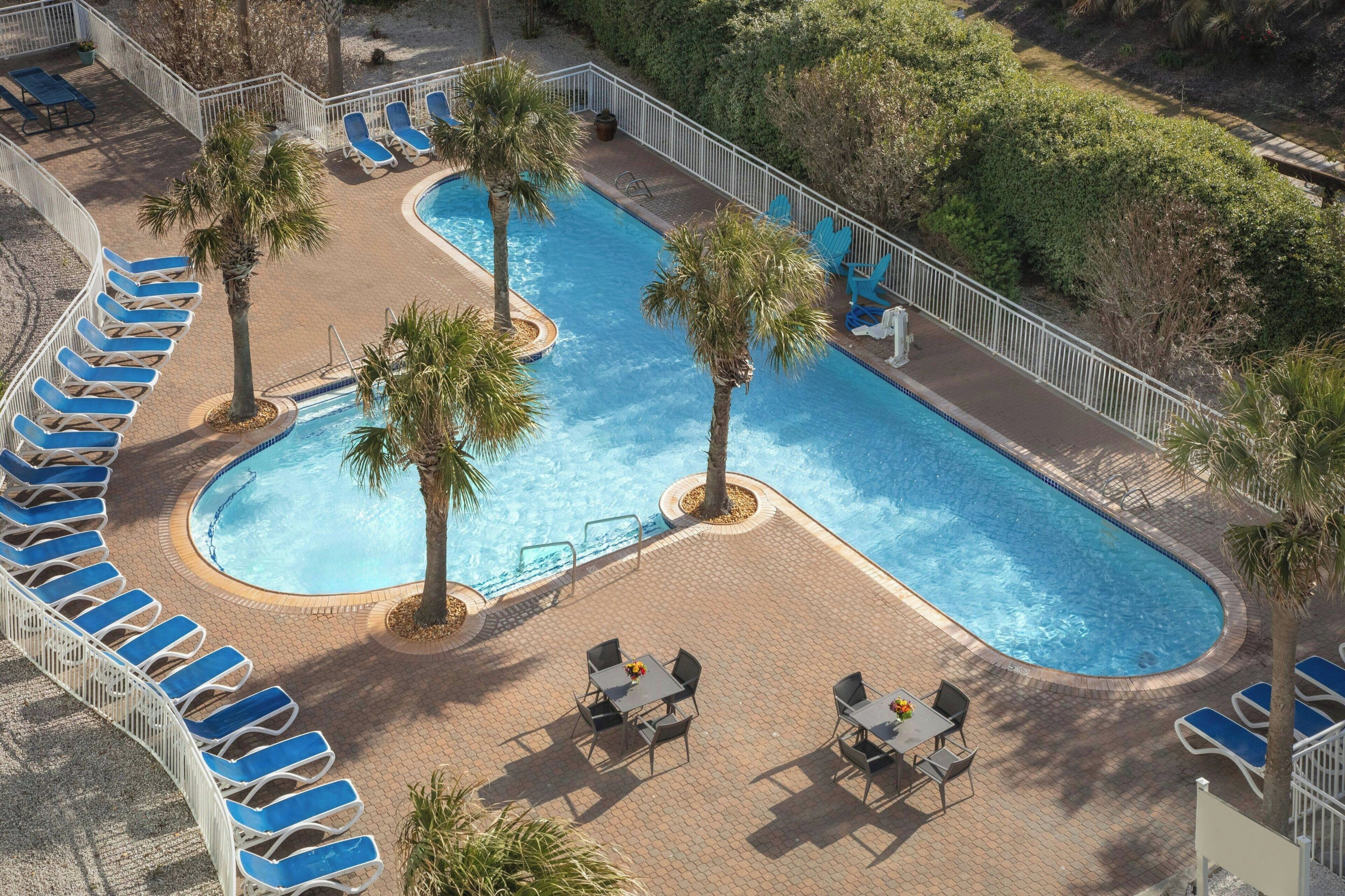 Piscina interna, piscina externa sazonal, guarda-sóis, espreguiçadeiras