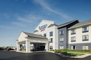 A Fairfield Inn & Suites hotel with a covered entrance, a parking lot, and a clear sky. - Fairfield Inn and Suites by Marriott Muskegon Norton Shores (Muskegon)