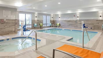 Una piscina cubierta