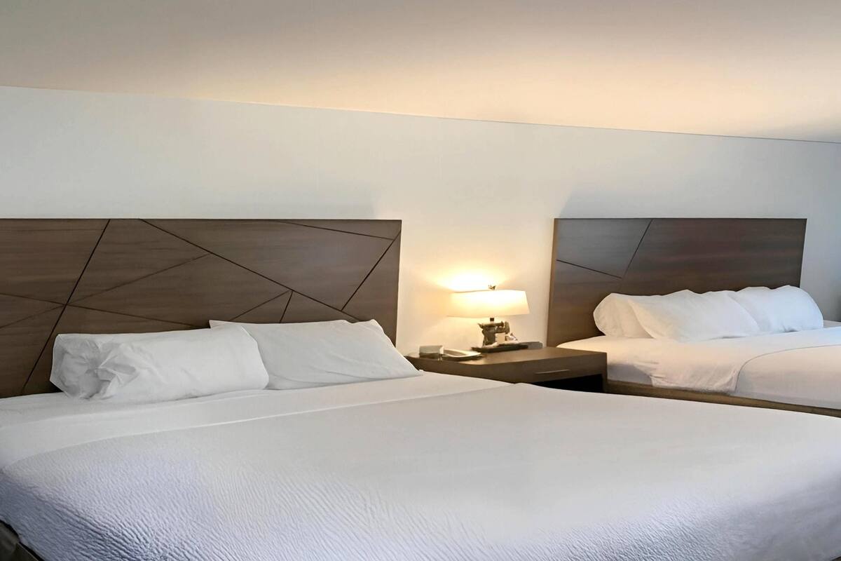 Habitación estándar, 2 camas Queen size, para no fumadores | Ropa de cama de alta calidad y escritorio
