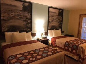 Escritorio, cunas gratuitas, wifi gratis y ropa de cama