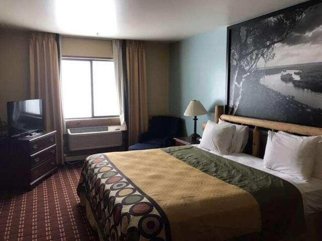 Desk, free cots/infant beds, free WiFi, bed sheets