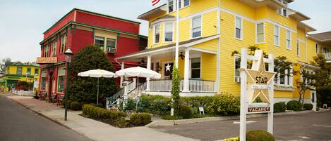 A yellow building with a sign indicating it's a motel and coffee shop.