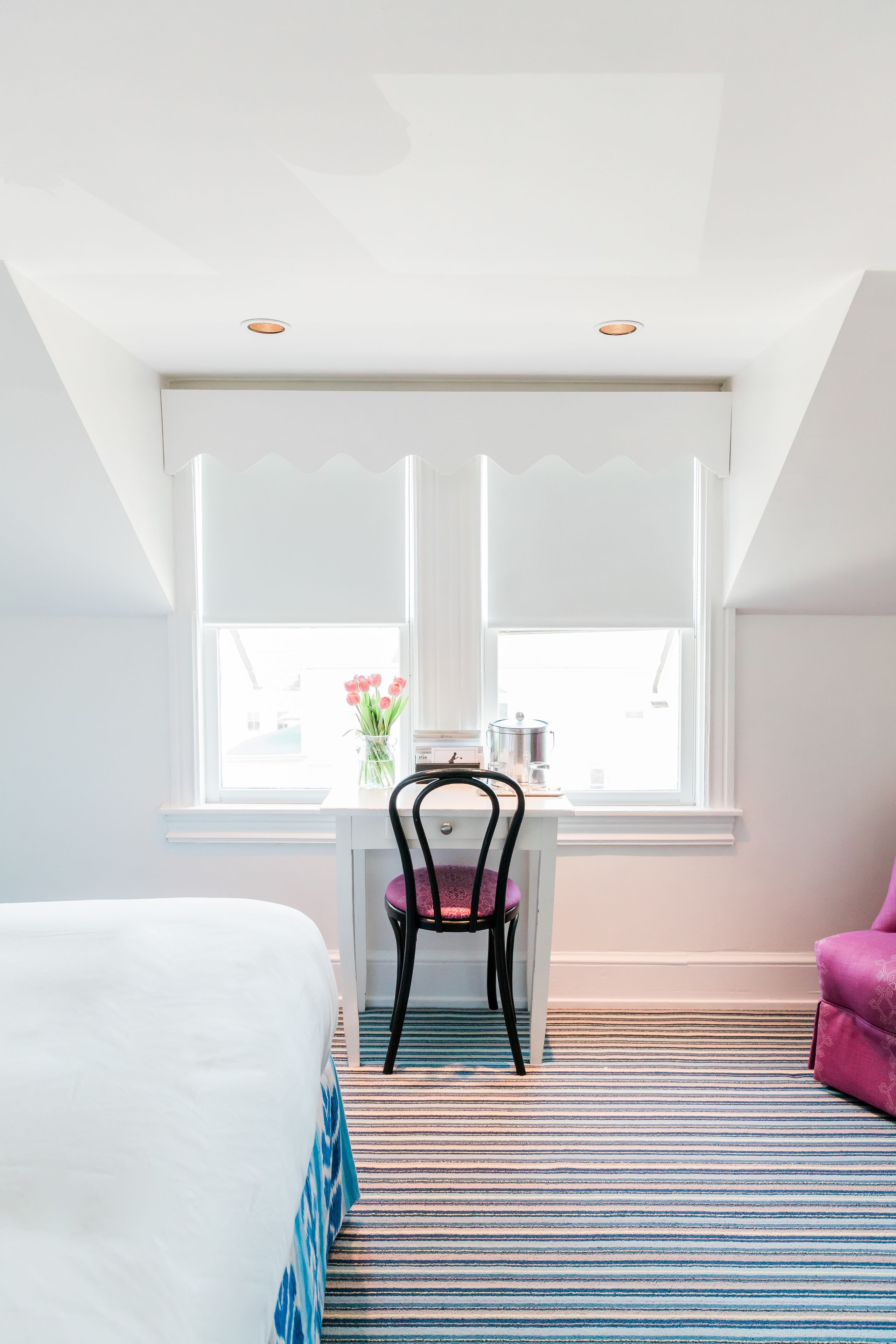 Ein Schlafzimmer mit einem Bett, einem Schreibtisch und einem Stuhl.