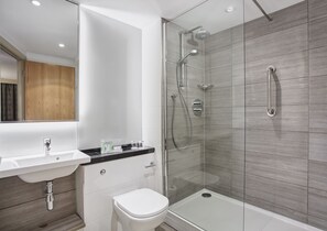 Regadera, amenidades de baño gratuitas, secadora de cabello, toallas 