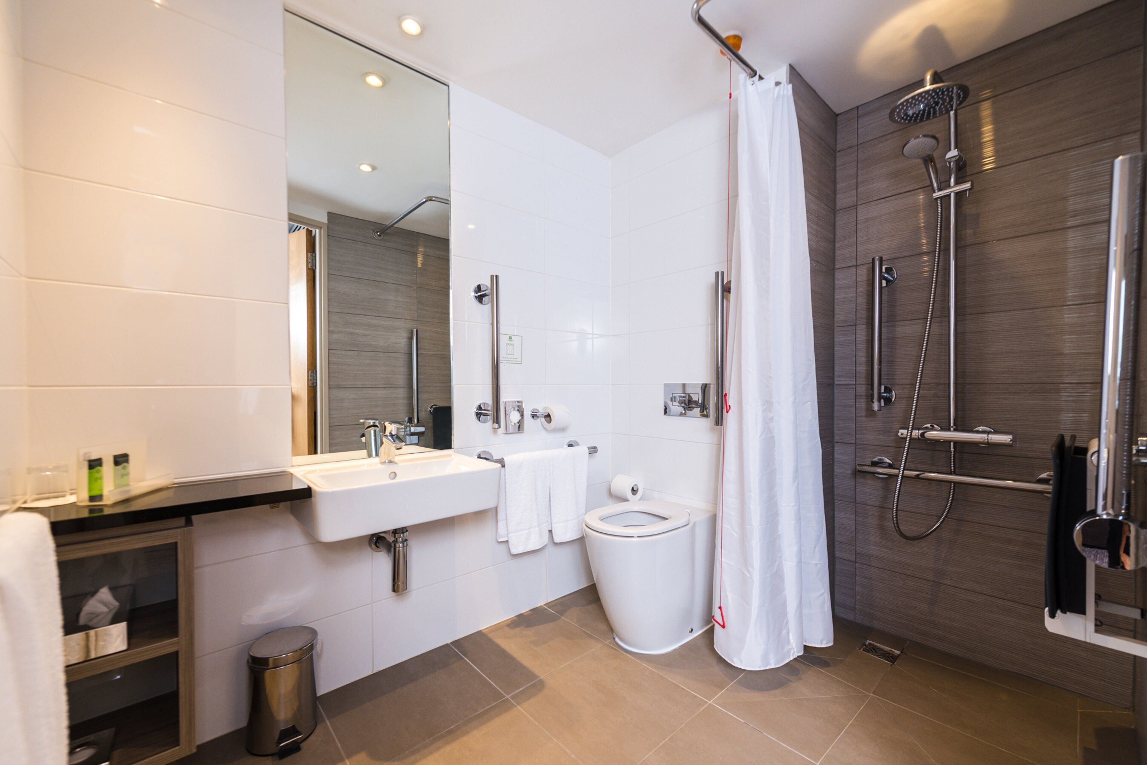 standard room, 1 double bed, accessible | bathroom | shower, free toiletries, hair dryer, towels