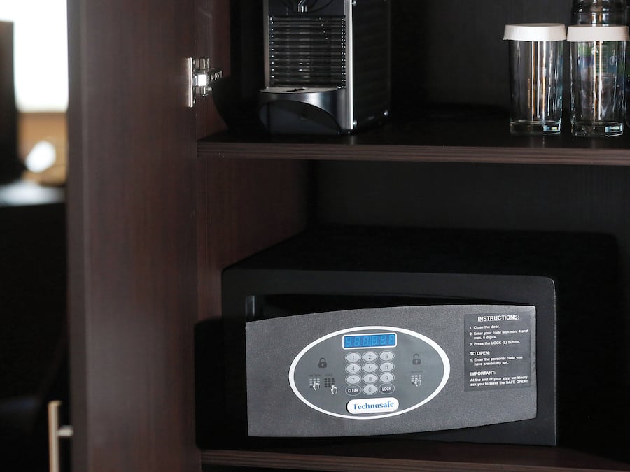 Una caja fuerte de hotel con teclado digital e instrucciones de uso.