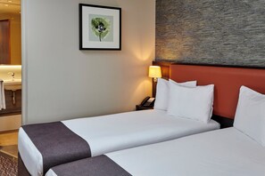 Standard Room, 2 Single Beds | In-room safe, desk, laptop workspace, iron/ironing board - Holiday Inn Belfast City Centre by IHG (Belfast)