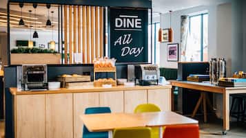 Colazione a buffet, servita tutte le mattine (16.50 GBP a persona)