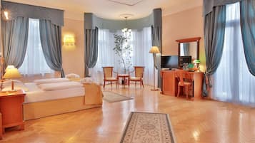 Quarto casal luxo | Frigobar, cofres nos quartos, escrivaninha, quartos à prova de som