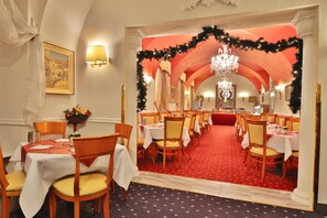 Petit déjeuner et dîner servis sur place