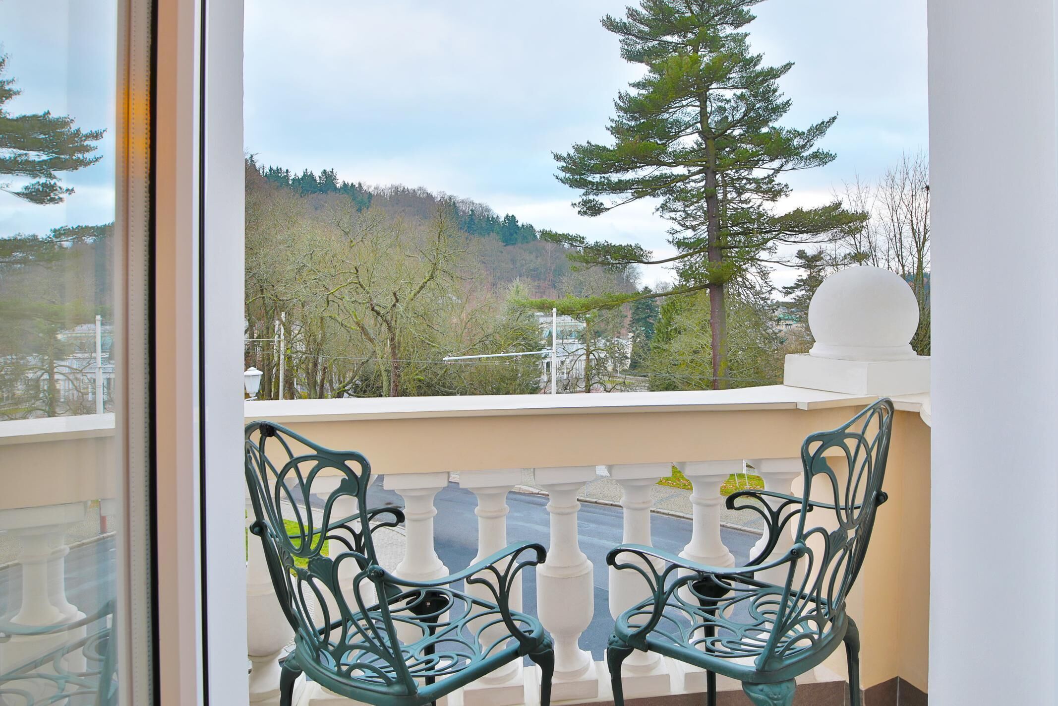 ميني بار وخزنة داخل الغرفة ومكتب وتجهيزات عازلة للصوت