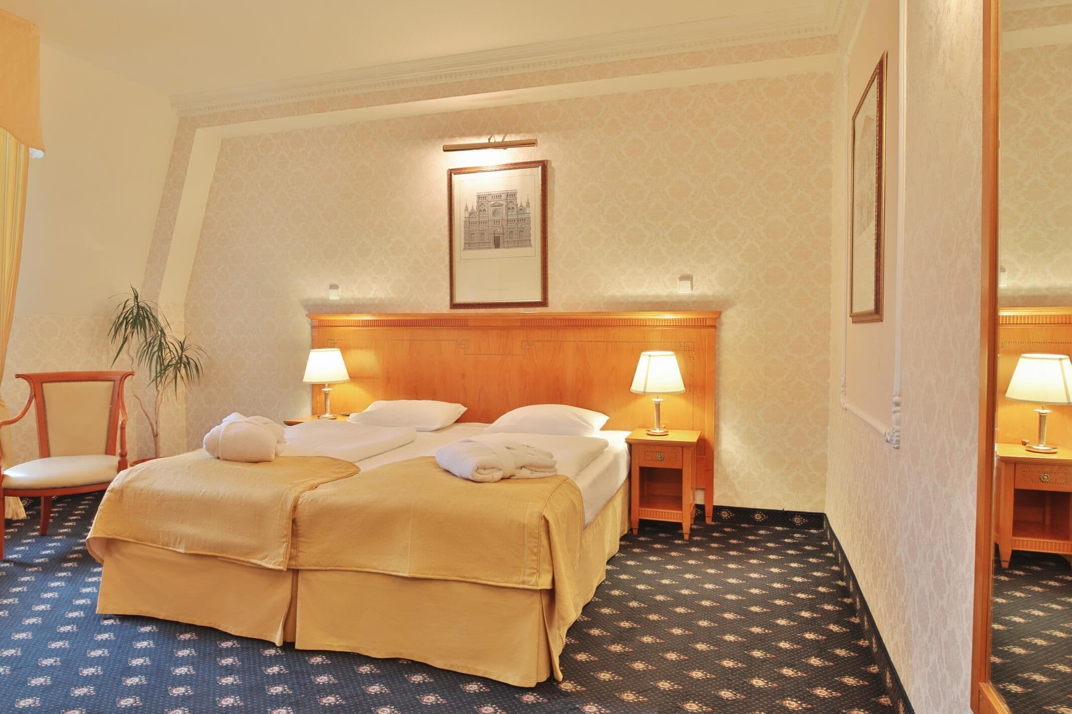 Standard Double Room | Minibar, in-room safe, desk, soundproofing