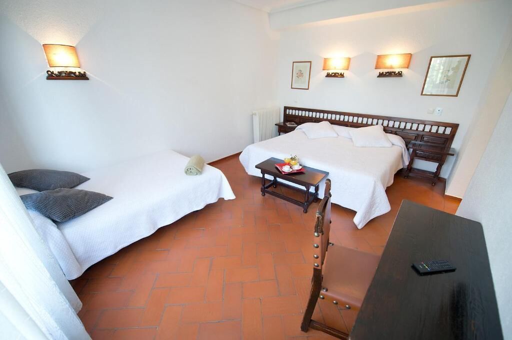 family room | desk, free wifi, bed sheets